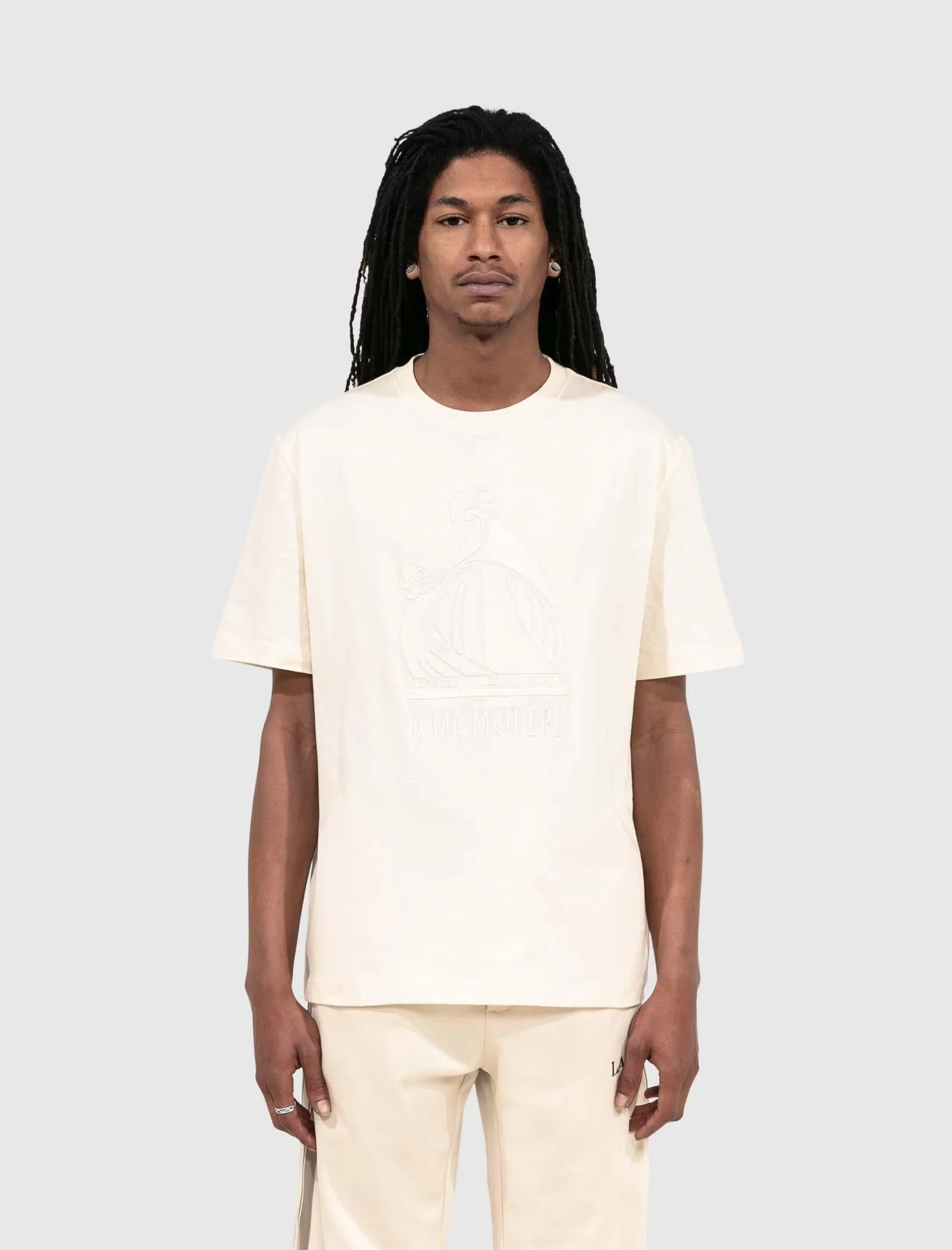 A MA MANIÉRE EMBROIDERED LOGO TEE
