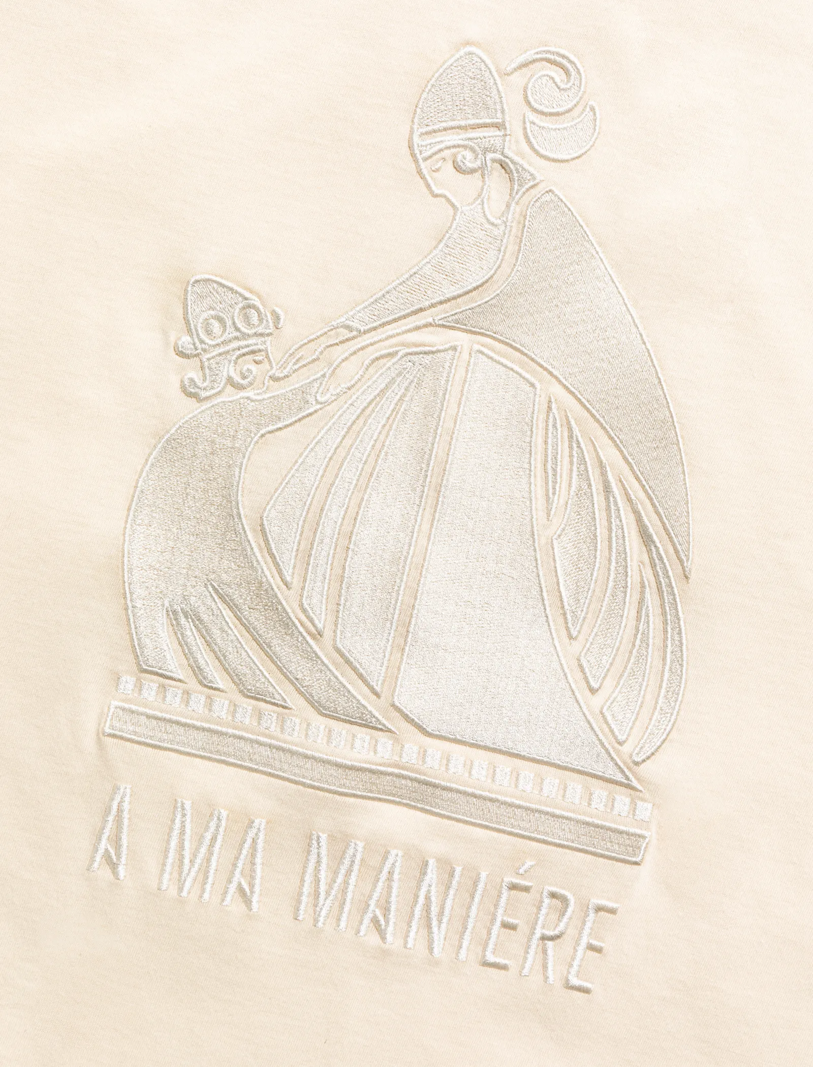 A MA MANIÉRE EMBROIDERED LOGO TEE