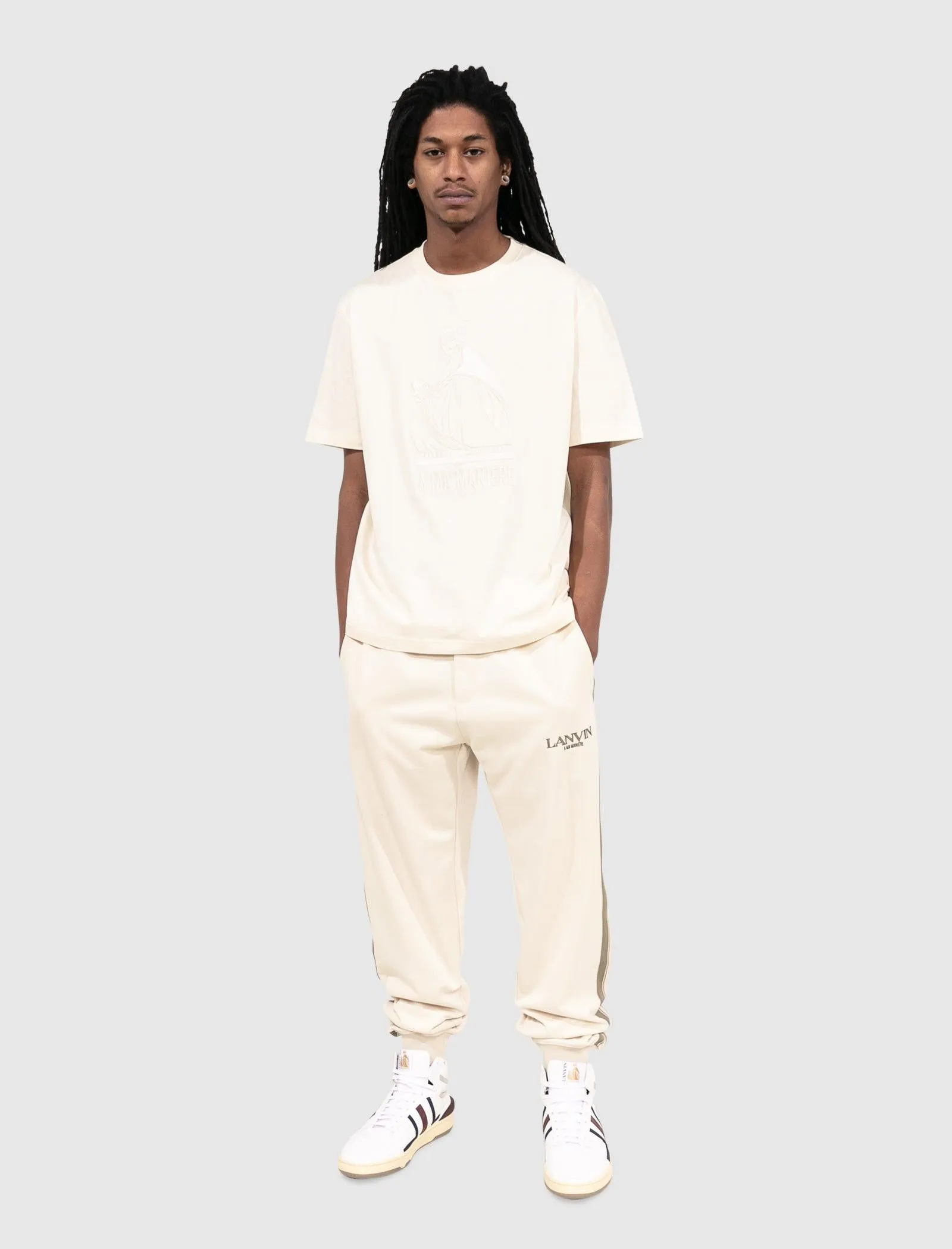 A MA MANIÉRE EMBROIDERED LOGO TEE