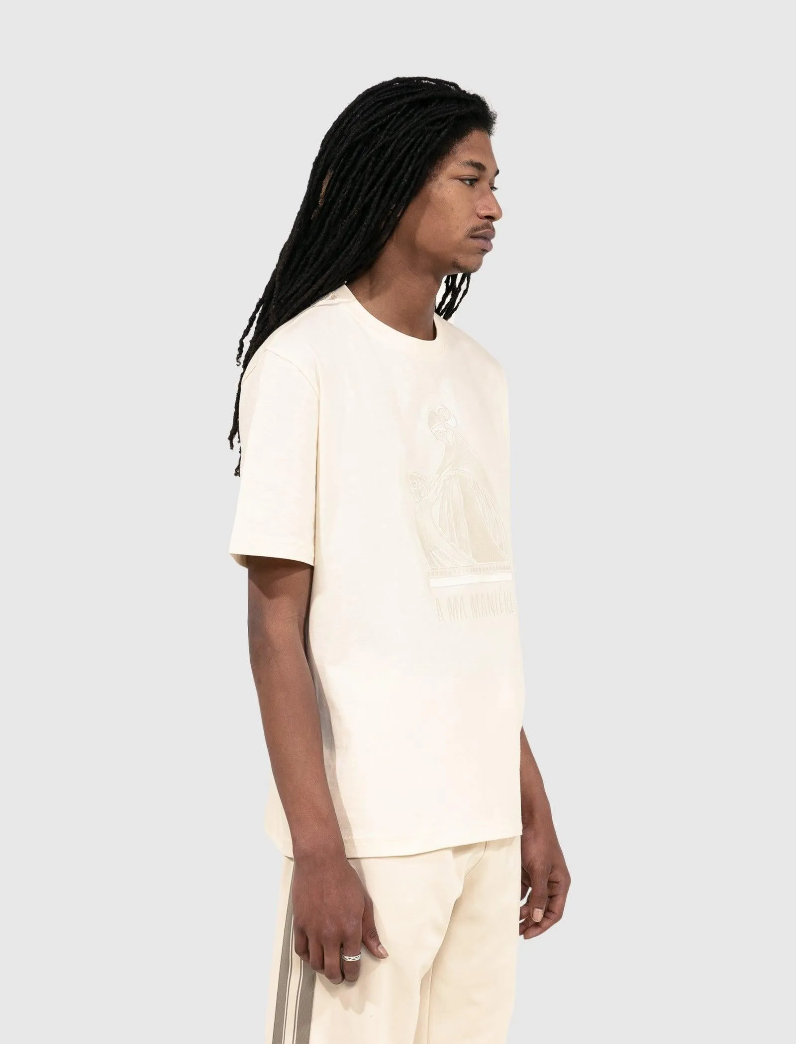 A MA MANIÉRE EMBROIDERED LOGO TEE